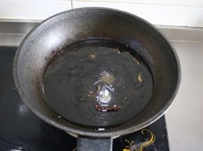 炒香后放入温水煮开，倒入少量生抽；