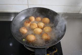 同时将煎口的油面筋放入锅内，水量在油面筋一半处即可；