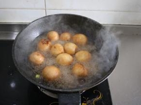 同时将煎口的油面筋放入锅内，水量在油面筋一半处即可；