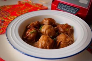 红烧后的油面筋吸收了肉汁的鲜味，一口咬下去柔软多汁，鲜香美味，口感软糯有着微微的嚼劲，