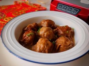 红烧后的油面筋吸收了肉汁的鲜味，一口咬下去柔软多汁，鲜香美味，口感软糯有着微微的嚼劲，