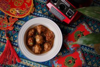 美美哒魔力小红，分分钟解决各类烦题，让厨房小白秒变大厨，大家有没有学会这道红烧面筋塞肉，这个春节给爸妈露一手哦~