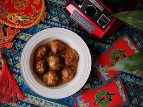 美美哒魔力小红，分分钟解决各类烦题，让厨房小白秒变大厨，大家有没有学会这道红烧面筋塞肉，这个春节给爸妈露一手哦~