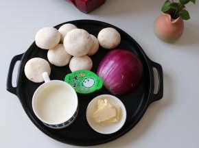 准备食材：
口蘑350g、洋葱半个、淡奶油120g、浓汤宝1个、黄油15g、清水1kg、蒜瓣1个、盐、黑胡椒、罗勒叶适量