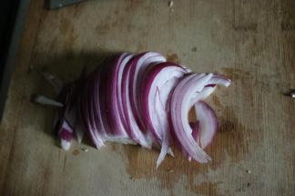 3、	洋葱切条，蒜瓣切碎备用；