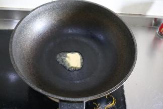 4、	放入黄油；