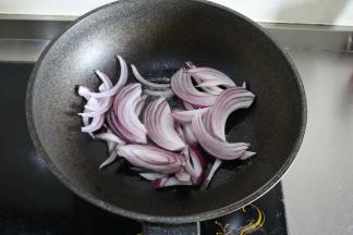 5、	待黄油融化后倒入洋葱翻炒；