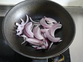 5、	待黄油融化后倒入洋葱翻炒；