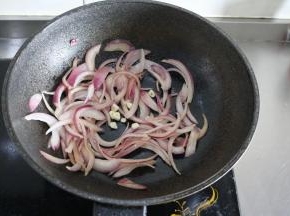 6、	洋葱炒软至透明后加入蒜末，继续翻炒；