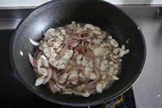 8、	炒至口蘑出水变软；