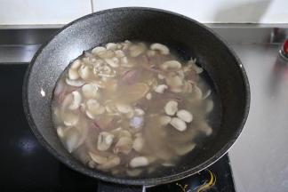 9、	加入浓汤宝、水（家里有高汤的小仙女记得用高汤等量换算即可）；