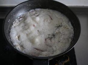 12、	加入适量盐、黑胡椒、罗勒叶进行调味；