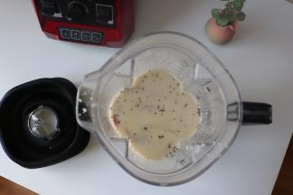 13、	将煮好的蘑菇汤倒入破壁机；