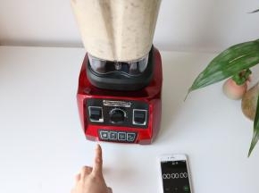 14、我用的是汉美驰魔力碰撞破壁机，操作简单、安全，快速；
按下右后方开关，控制面板处选择热汤功能；今天同样测试了破壁机的工作时间；