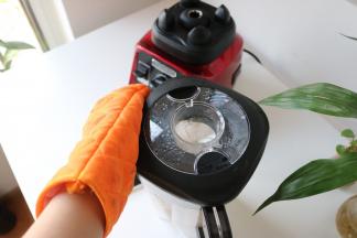 16、	大家在使用热汤功能时一定要戴好隔热手套掀盖子，避免烫伤；