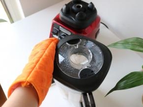 16、	大家在使用热汤功能时一定要戴好隔热手套掀盖子，避免烫伤；