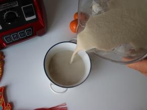 18、	倒出蘑菇汤，可以看到非常丝滑、细腻，未入口就可以闻到奶油的醇香、蘑菇的鲜美~