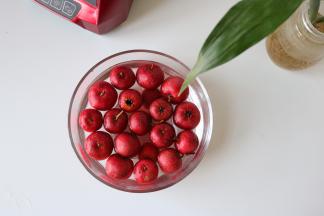 1、	山楂洗净沥干水；