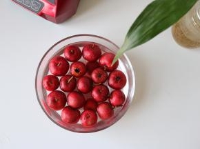 1、	山楂洗净沥干水；