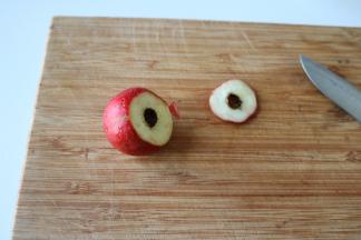 2、	切除山楂底部；