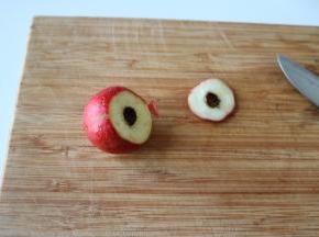 2、	切除山楂底部；