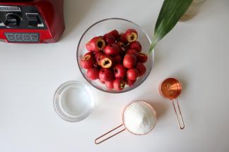 4、	全部剔好的山楂+白糖250g、油20g、水200g；