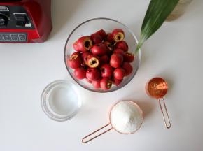 4、	全部剔好的山楂+白糖250g、油20g、水200g；