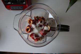 5、	将山楂、糖、水一起放入破壁机；
