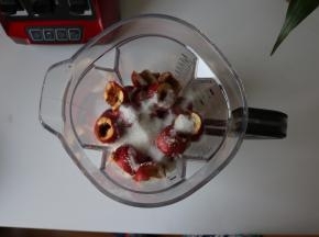 5、	将山楂、糖、水一起放入破壁机；