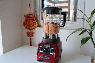 6、	盖好盖子；按下右后方开关，使用手动程序，在控制面板中部旋转变速按钮；我选择的是3档；打成山楂泥，秒秒钟的事情