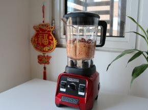 6、	盖好盖子；按下右后方开关，使用手动程序，在控制面板中部旋转变速按钮；我选择的是3档；打成山楂泥，秒秒钟的事情