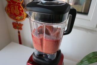 7、	魔力小红采用涡流技术，让食材高速碰撞从而打碎细胞壁；