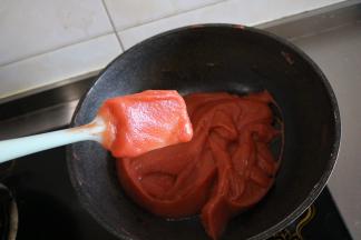 9、	炒到铲子划过后纹路不易消失的样子，或铲子上的果泥不容易滴落的程度；