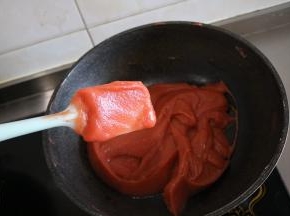 9、	炒到铲子划过后纹路不易消失的样子，或铲子上的果泥不容易滴落的程度；