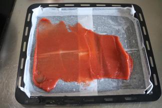 10、	平铺在烤盘内制作成山楂卷；