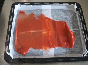 10、	平铺在烤盘内制作成山楂卷；