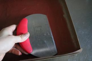 11、	利用刮刀铺薄薄的一层；