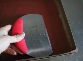 11、	利用刮刀铺薄薄的一层；