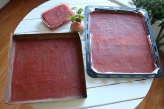 12、	山楂果泥装入容器中，可做山楂酱直接食用；