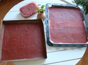 12、	山楂果泥装入容器中，可做山楂酱直接食用；