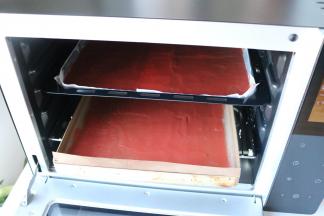 13、	山楂卷送烤箱，90度低温烘焙2.5-3小时，即可取出卷卷食用~