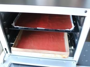 13、	山楂卷送烤箱，90度低温烘焙2.5-3小时，即可取出卷卷食用~