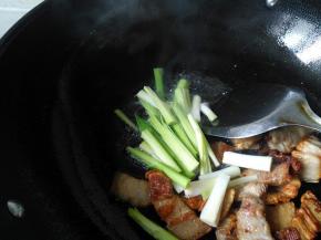 加入大蒜蒜白，煸出香味