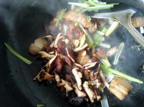 香菇干事先泡好切丝，倒入锅中，翻炒均匀