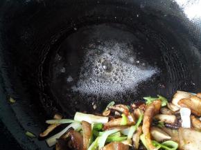 将锅中食材拔到一边