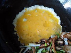 鸡蛋打散倒入锅里