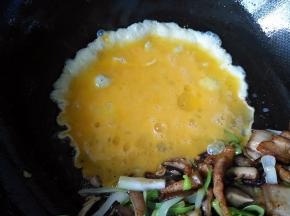 鸡蛋打散倒入锅里