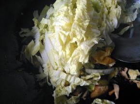 大白菜切丝倒入锅中，翻炒均匀