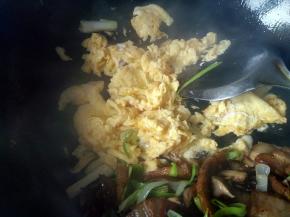 开大火快速翻炒