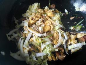 加入盐和蚝油，翻炒均匀